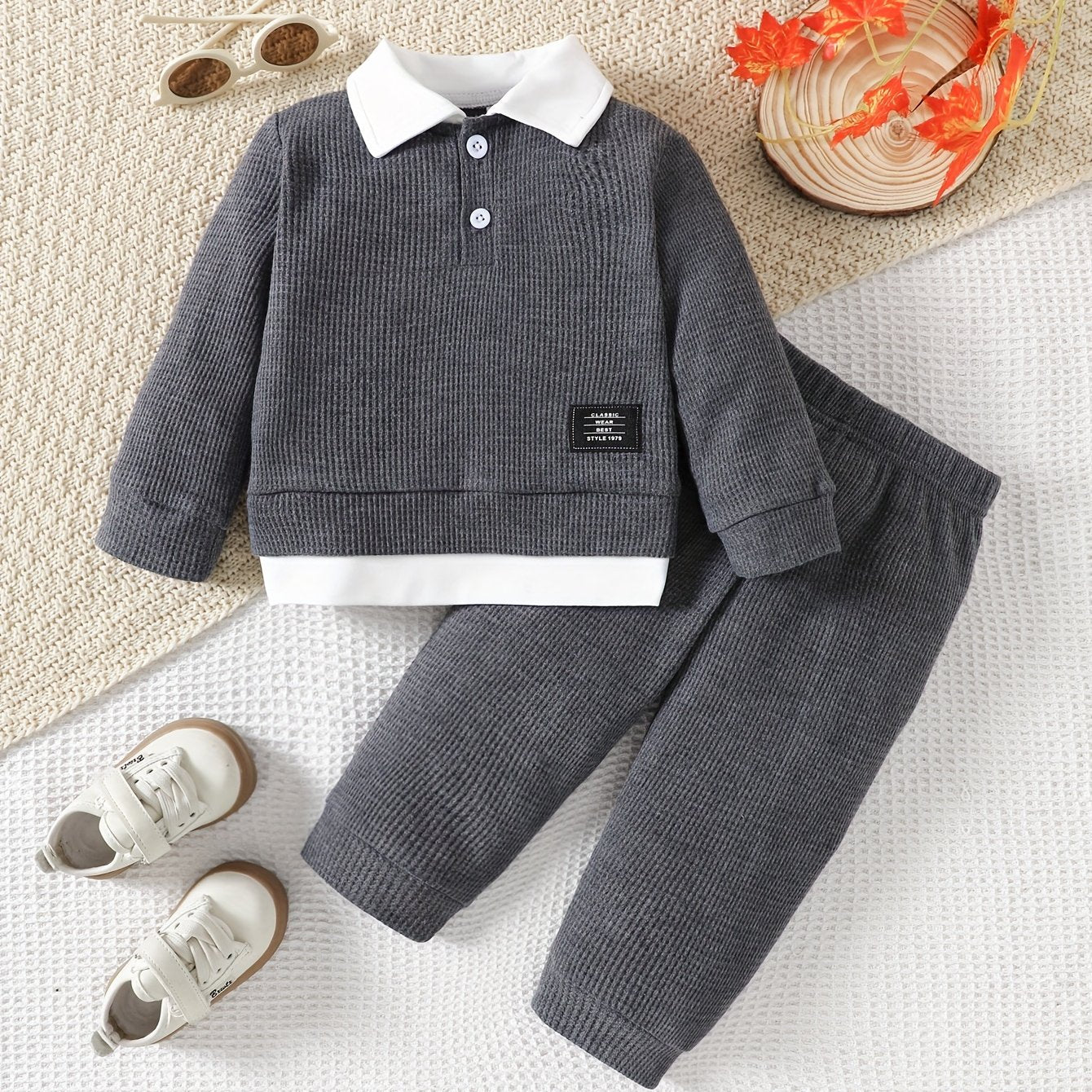 Ensemble 2 pièces pour garçon en maille gaufrée 2-en-1 : sweatshirt à manches longues avec revers et boutons et pantalon long à taille élastique, uni, à la mode, polyvalent et confortable, tenue quotidienne, ensemble printemps/automne, vêtements pour garç