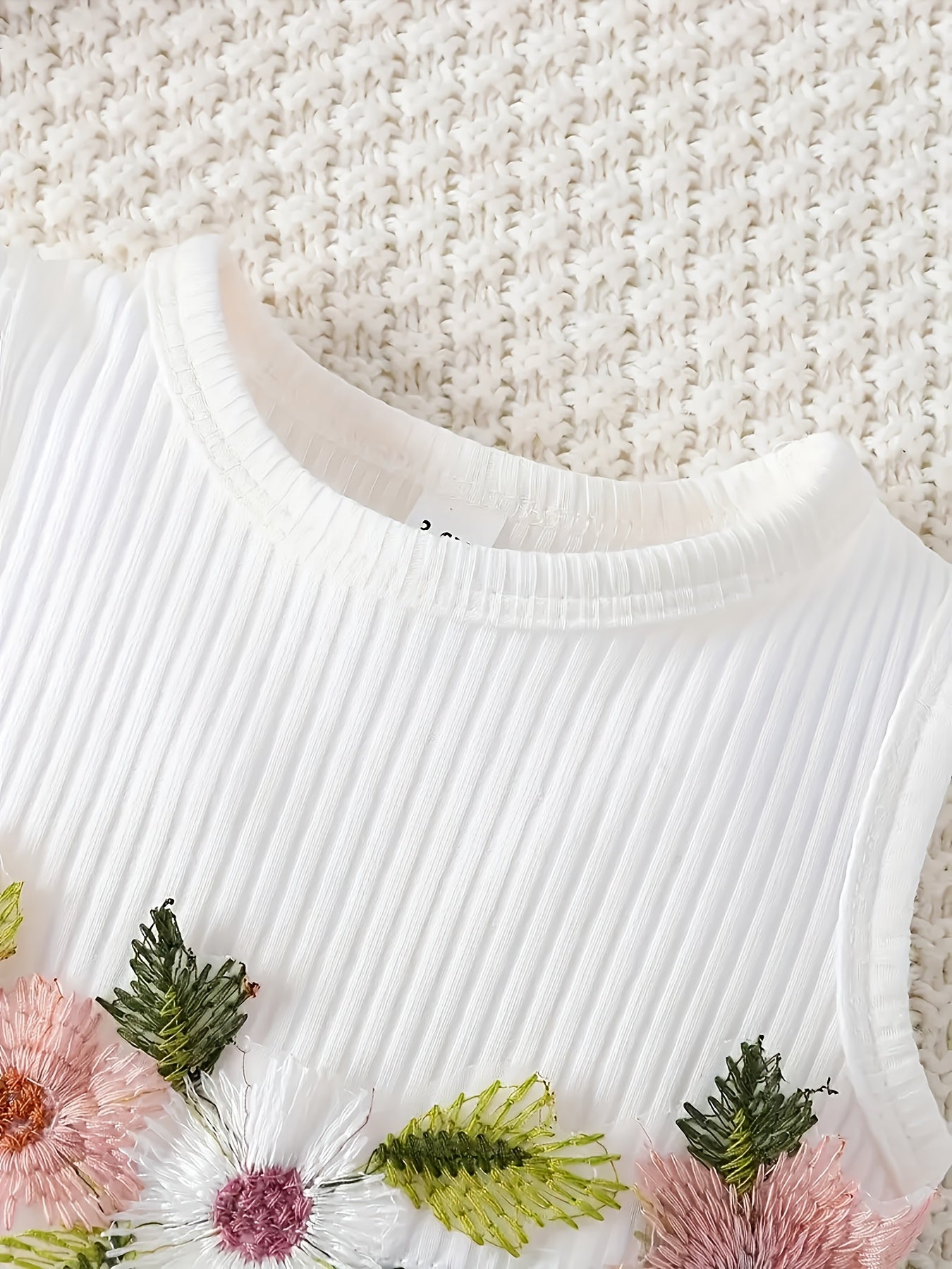 Ensemble décontracté pour fille comprenant une robe à fleurs brodée, une veste et une jupe, idéal pour l'extérieur