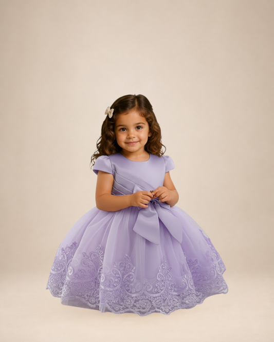 Petite fille portant une robe de cérémonie Le Cocon d'Or lilas en tulle avec broderies et manches volantées