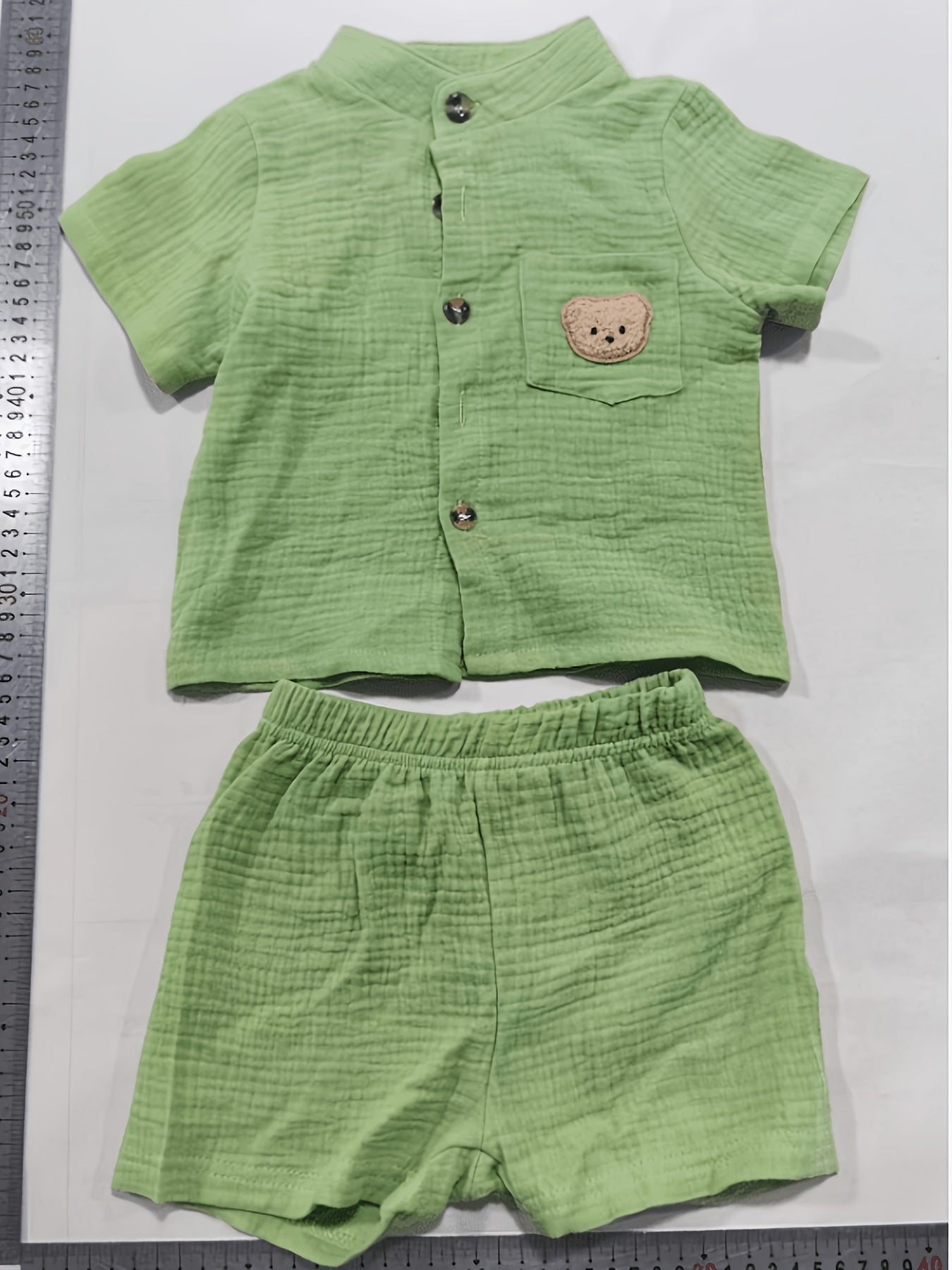 Ensemble 2 pièces : Chemise à manches courtes et col montant et short d'été pour garçon de 0 à 3 ans. Comprend un écusson d'ourson, convient aux scènes de plein air pour les petits garçons, simple, décontracté et polyvalent, parfait pour l'extérieur