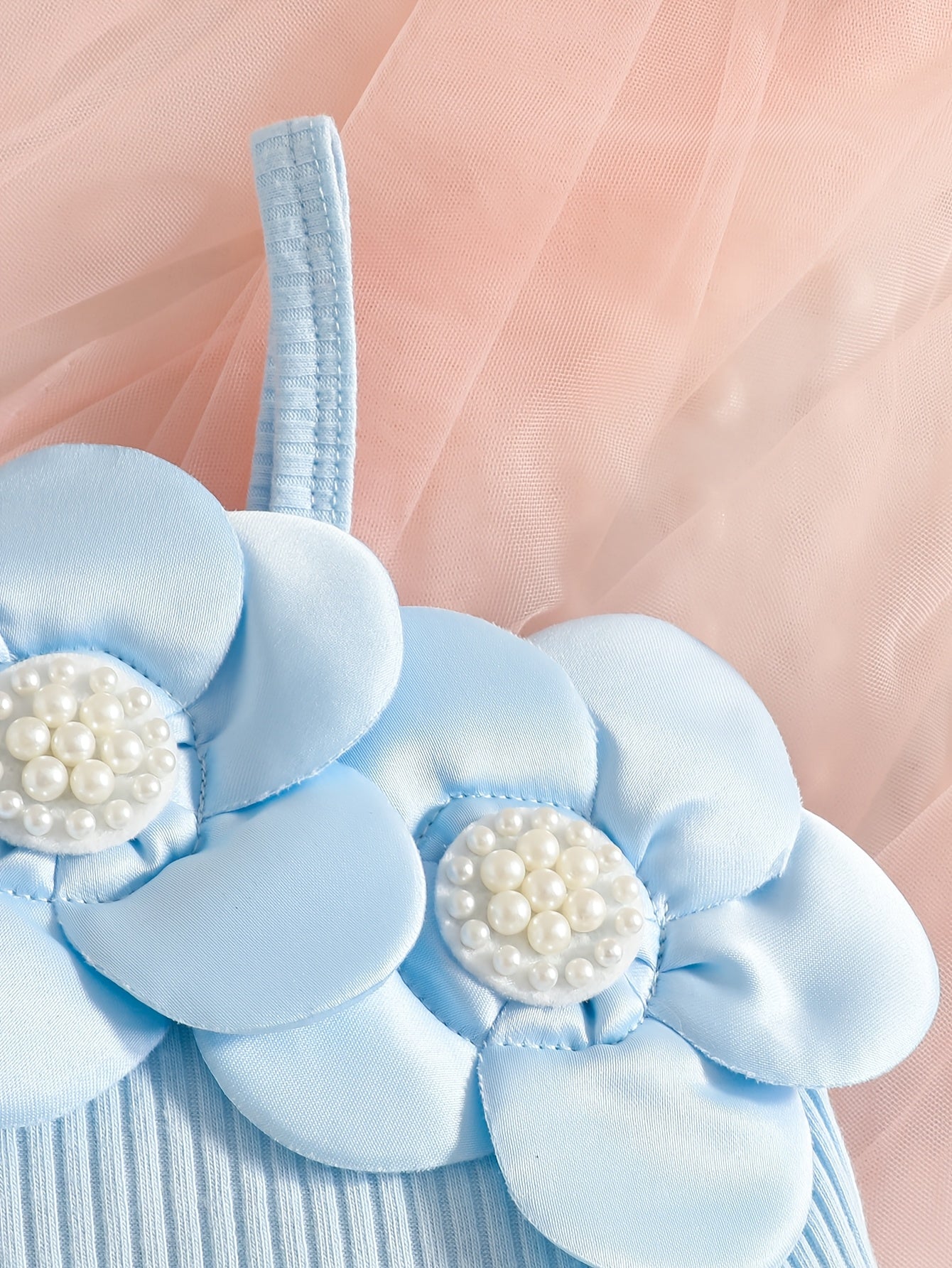 Vêtement pour Fille, Taille 6-24 Mois (4 Ans), Haut Côtelé à Une Épaule et Bretelles Spaghetti avec Grande Fleur 3D sur la Bretelle + Décoration Centrale en Perle, Jupe Courte Ligne A avec Poches et Ourlet à Bordure de Perles, Décoration de Faux Boutons s