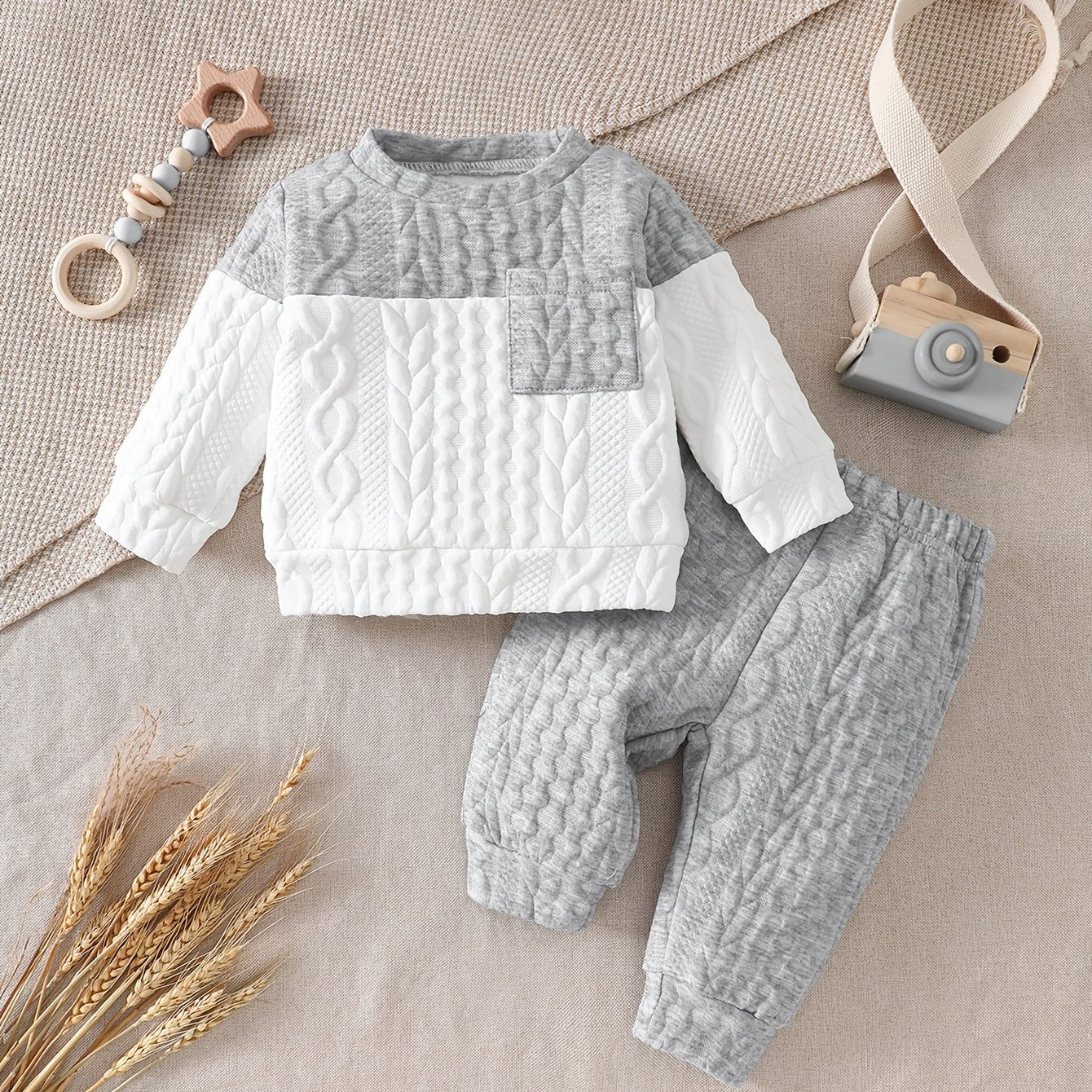 Ensemble d'automne et d'hiver pour bébés garçons, comprenant un haut tricoté à manches longues avec blocs de couleurs gris et blanc, et un pantalon à revers, parfait pour les sorties confortables en extérieur.