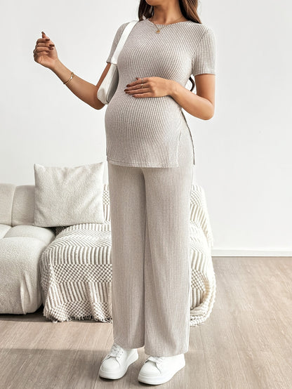 Ensemble deux pièces de maternité décontracté côtelé, haut à manches courtes et pantalon, conception de haut long sur le devant et court sur le dos, conception de haut à fente, ensemble deux pièces de maternité, ensemble deux pièces tricoté, ensemble de m