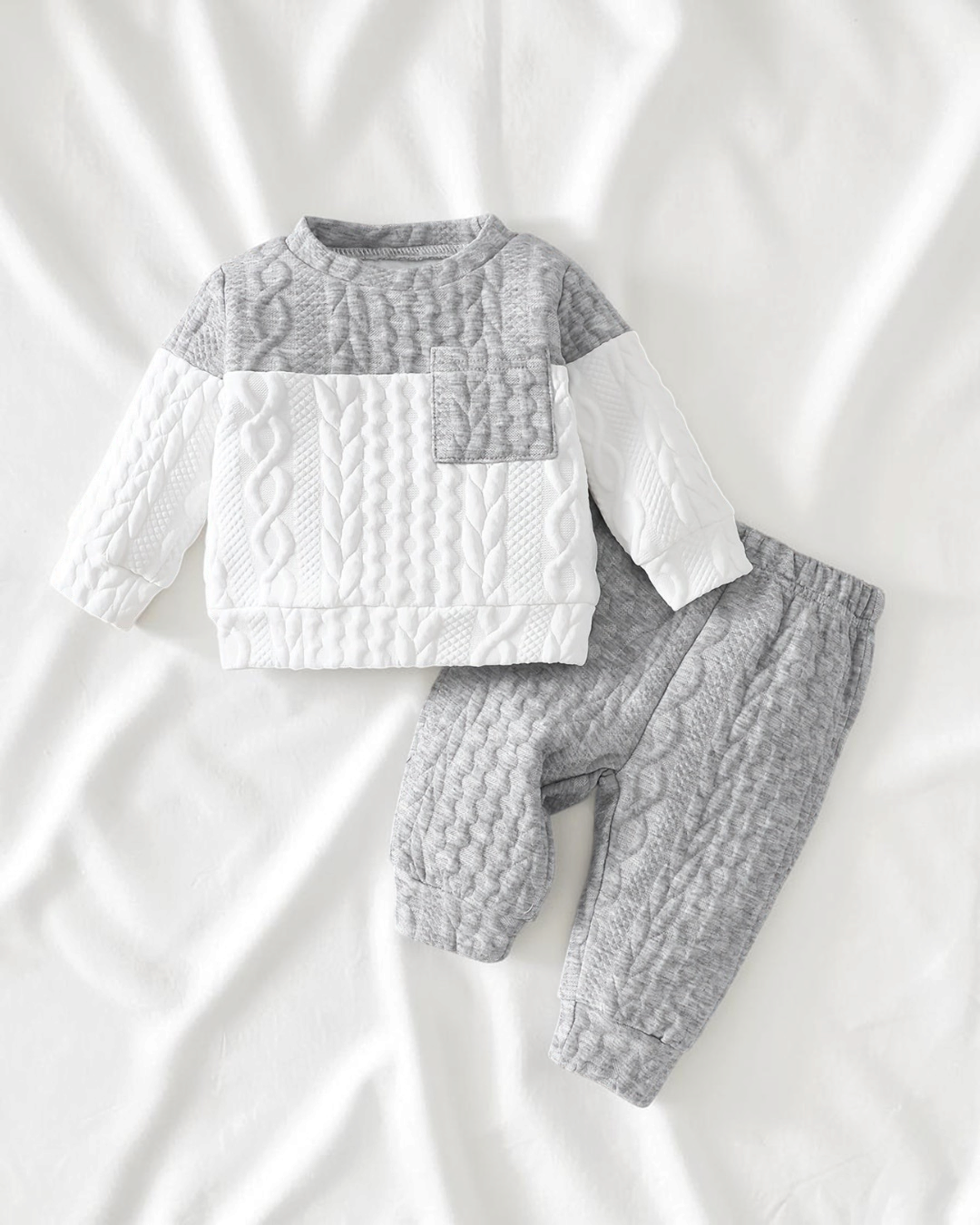 Ensemble Le Cocon d'Or pour bébé garçon en maille tricotée grise et blanche avec sweat-shirt et pantalon assorti