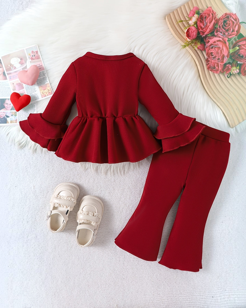 Ensemble Le Cocon d'Or pour bébé fille, haut rouge à basque et volants avec pantalon évasé en maille extensible.