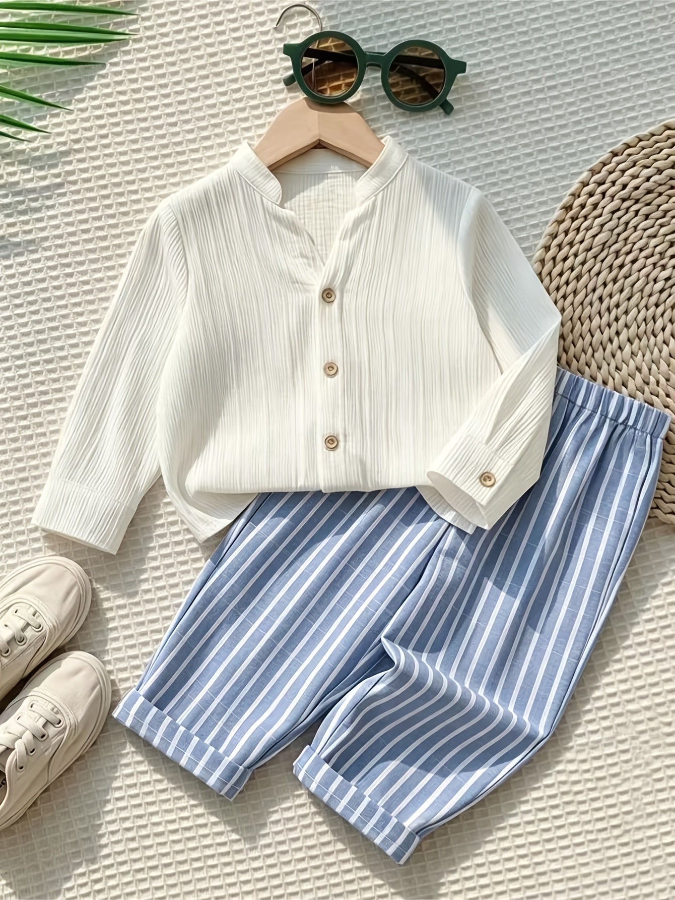 Ensemble chemise à manches longues et pantalon uni et à rayures pour garçon, adapté à un usage quotidien, idéal pour les sorties décontractées, les vacances et le sport. Le tissu léger convient à l'été et à l'automne, parfait pour l'extérieur