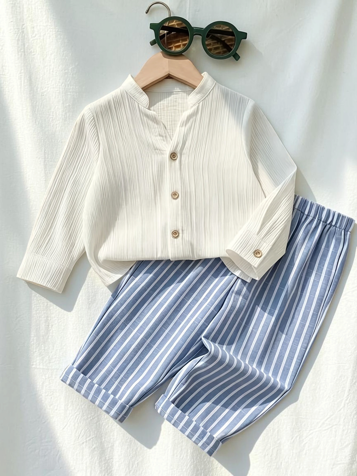Ensemble Le Cocon d'Or pour garçon avec chemise blanche à boutons et pantalon bleu à rayures, style décontracté