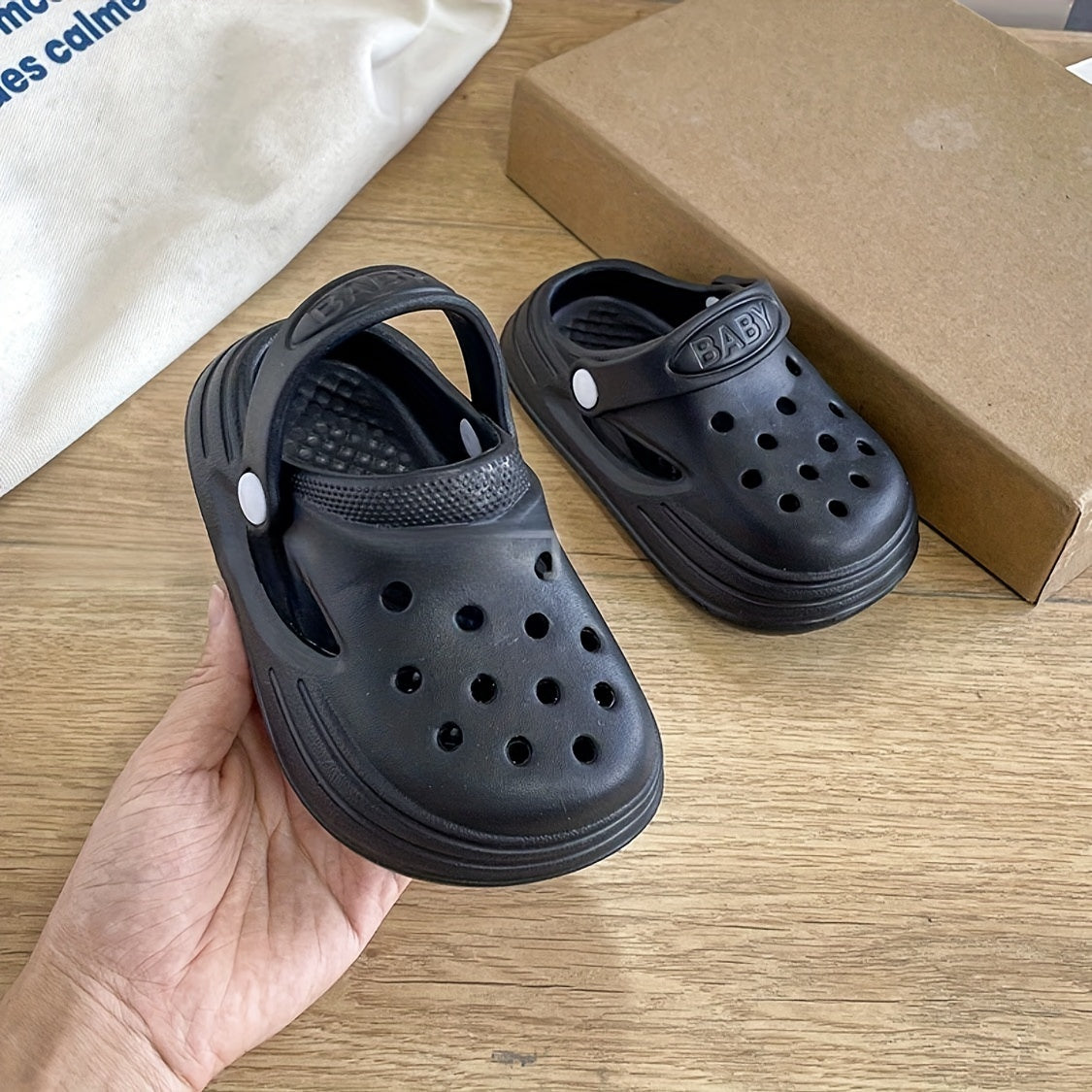 Chaussures à boutons en EVA, chaussures à trous tendance et faciles à enfiler pour l'extérieur, pour enfants et jeunes enfants, printemps, été, automne, intérieur et extérieur, plage antidérapante, chaussures à trous légères