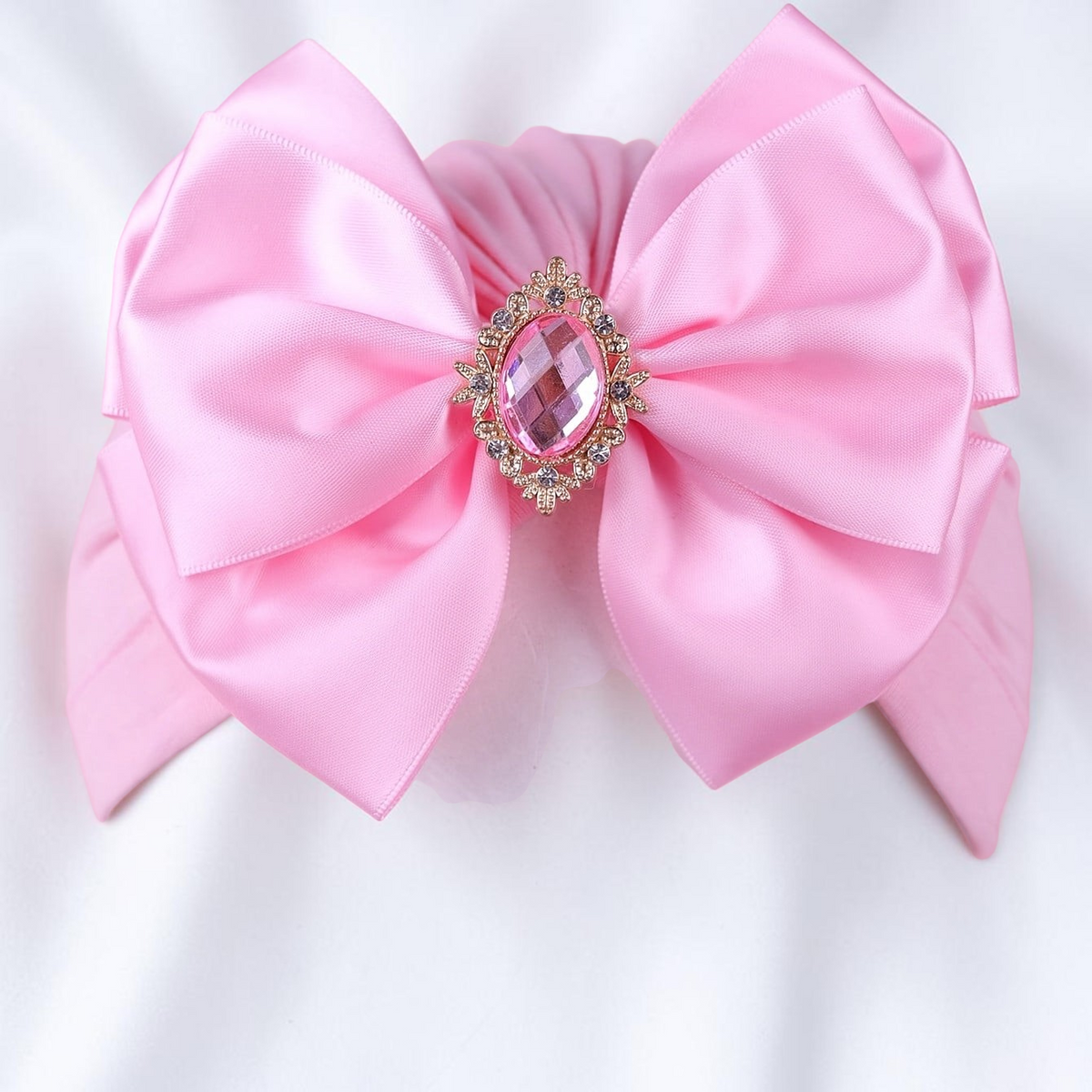 Bonnet bébé rose Le Cocon d'Or en polyester avec un grand nœud satiné et une broche ornée d'une pierre centrale