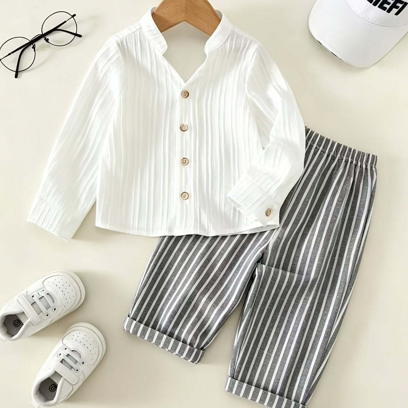Ensemble chemise à manches longues et pantalon uni et à rayures pour garçon, adapté à un usage quotidien, idéal pour les sorties décontractées, les vacances et le sport. Le tissu léger convient à l'été et à l'automne, parfait pour l'extérieur