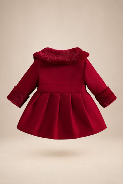 Manteau d'hiver rouge Le Cocon d'Or pour petite fille avec col et poignets en fausse fourrure et jupe plissée