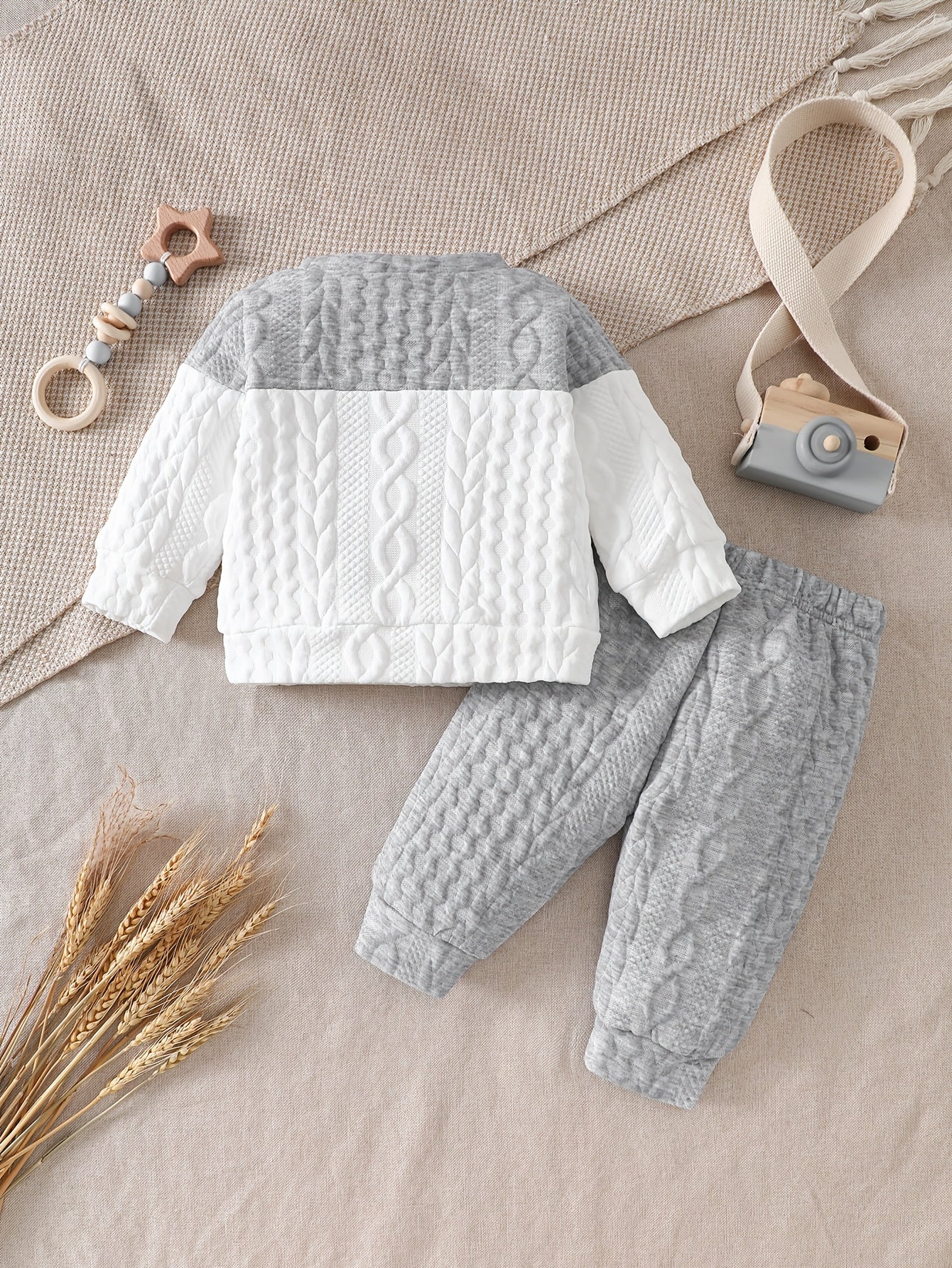 Ensemble d'automne et d'hiver pour bébés garçons, comprenant un haut tricoté à manches longues avec blocs de couleurs gris et blanc, et un pantalon à revers, parfait pour les sorties confortables en extérieur.