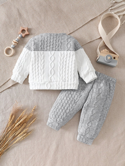 Ensemble d'automne et d'hiver pour bébés garçons, comprenant un haut tricoté à manches longues avec blocs de couleurs gris et blanc, et un pantalon à revers, parfait pour les sorties confortables en extérieur.