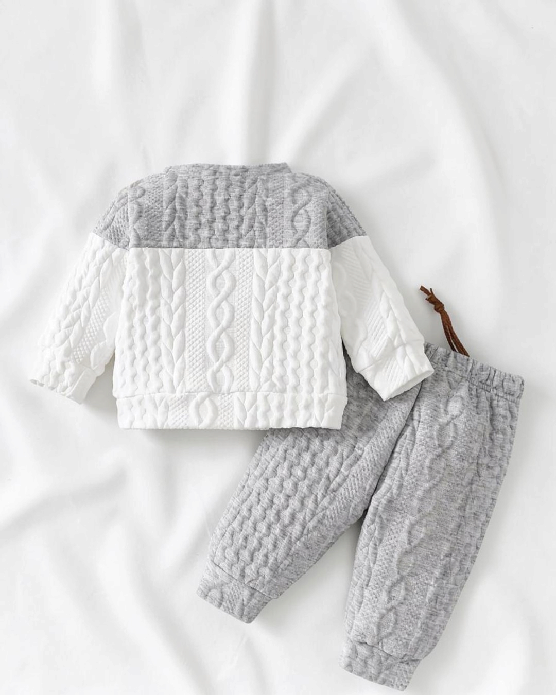 Ensemble Le Cocon d'Or pour bébé garçon en maille tricotée gris et blanc avec sweat-shirt et pantalon assorti