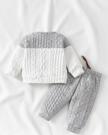 Ensemble Le Cocon d'Or pour bébé garçon en maille tricotée gris et blanc avec sweat-shirt et pantalon assorti