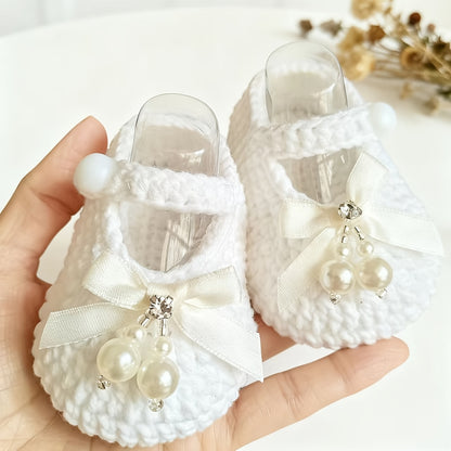 Chaussures de marche pour bébé tricotées à la main, un cadeau pour les nouveau-nés, avec des nœuds, des perles et une semelle souple au design tridimensionnel