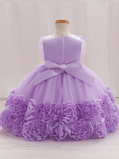 Une robe de princesse sans manches pour bébés filles avec des fleurs tridimensionnelles, du tulle moelleux et des broderies de perles, idéale pour les fêtes de premier anniversaire, les bals de promo et les cérémonies de mariage