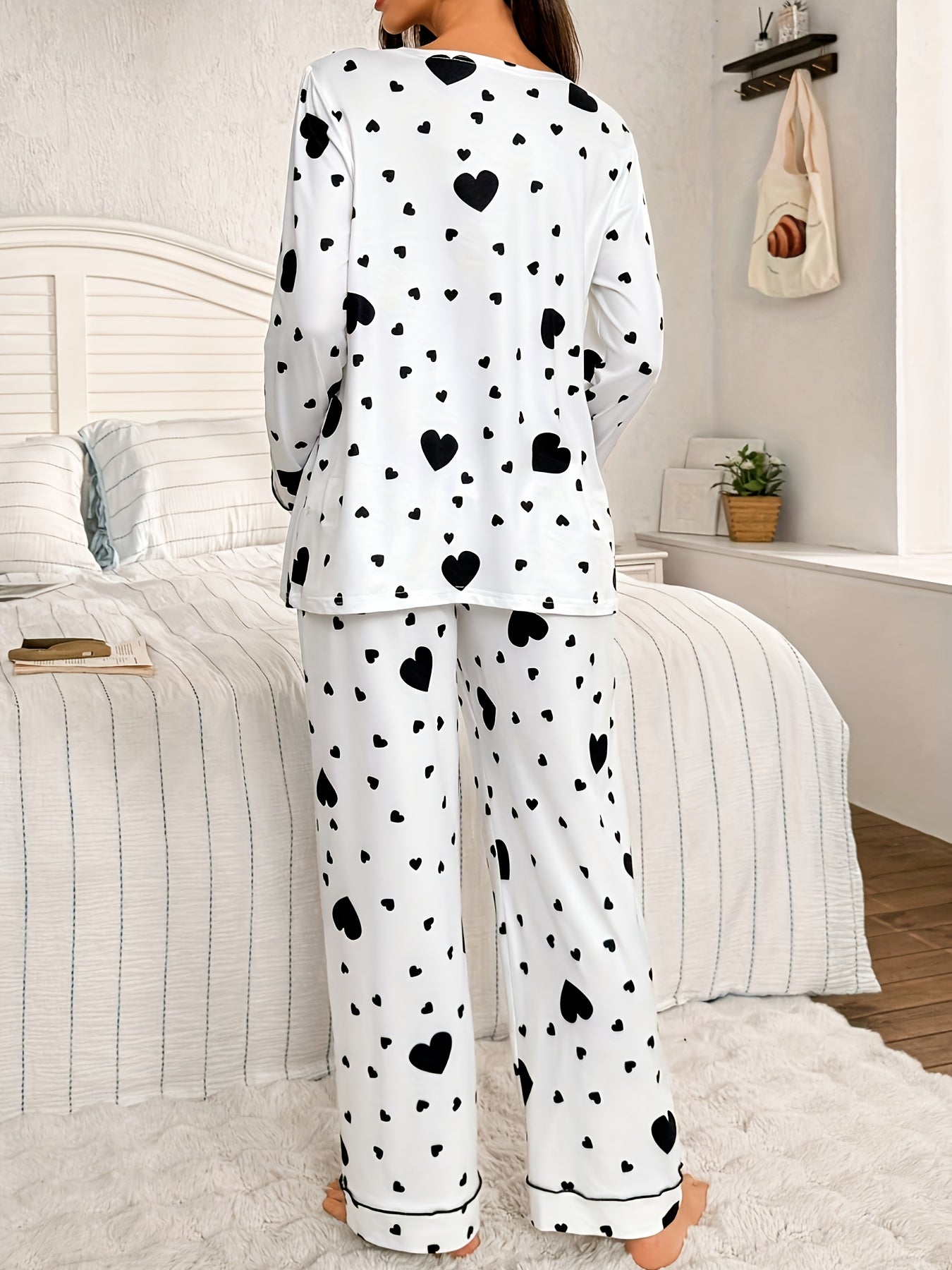 Ensemble de maternité 2 pièces : Haut à manches longues avec revers et imprimé cœurs et Pantalon long ample