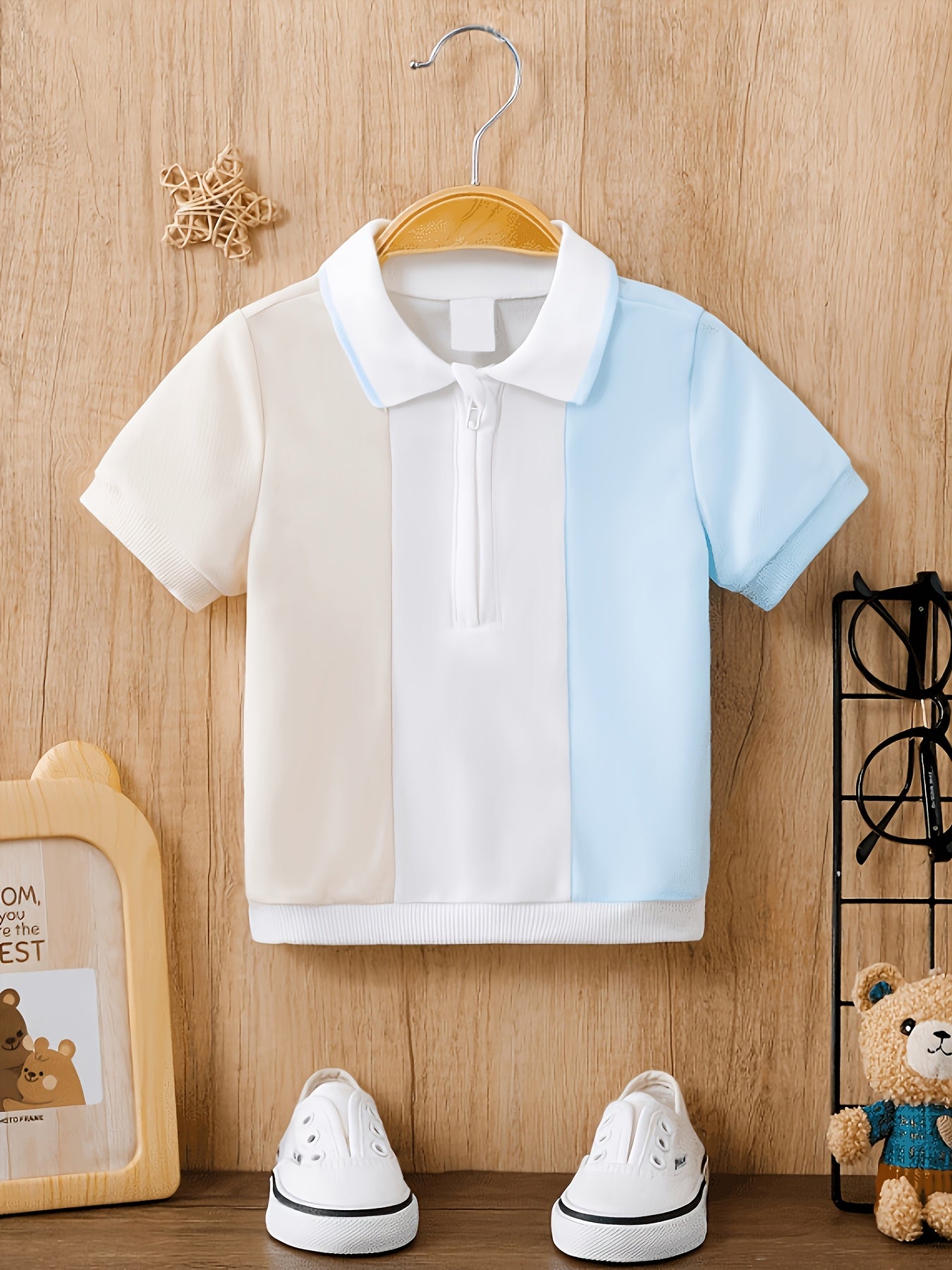 Chemise d'été à manches courtes pour tout-petits, T-shirt à demi-zippeur et à revers en blocs de couleur abricot-bleu-blanc pour bébés garçons, Haut décontracté polyvalent et confortable, Vêtement d'enfant doux, respirant et à la mode pour les sorties quo