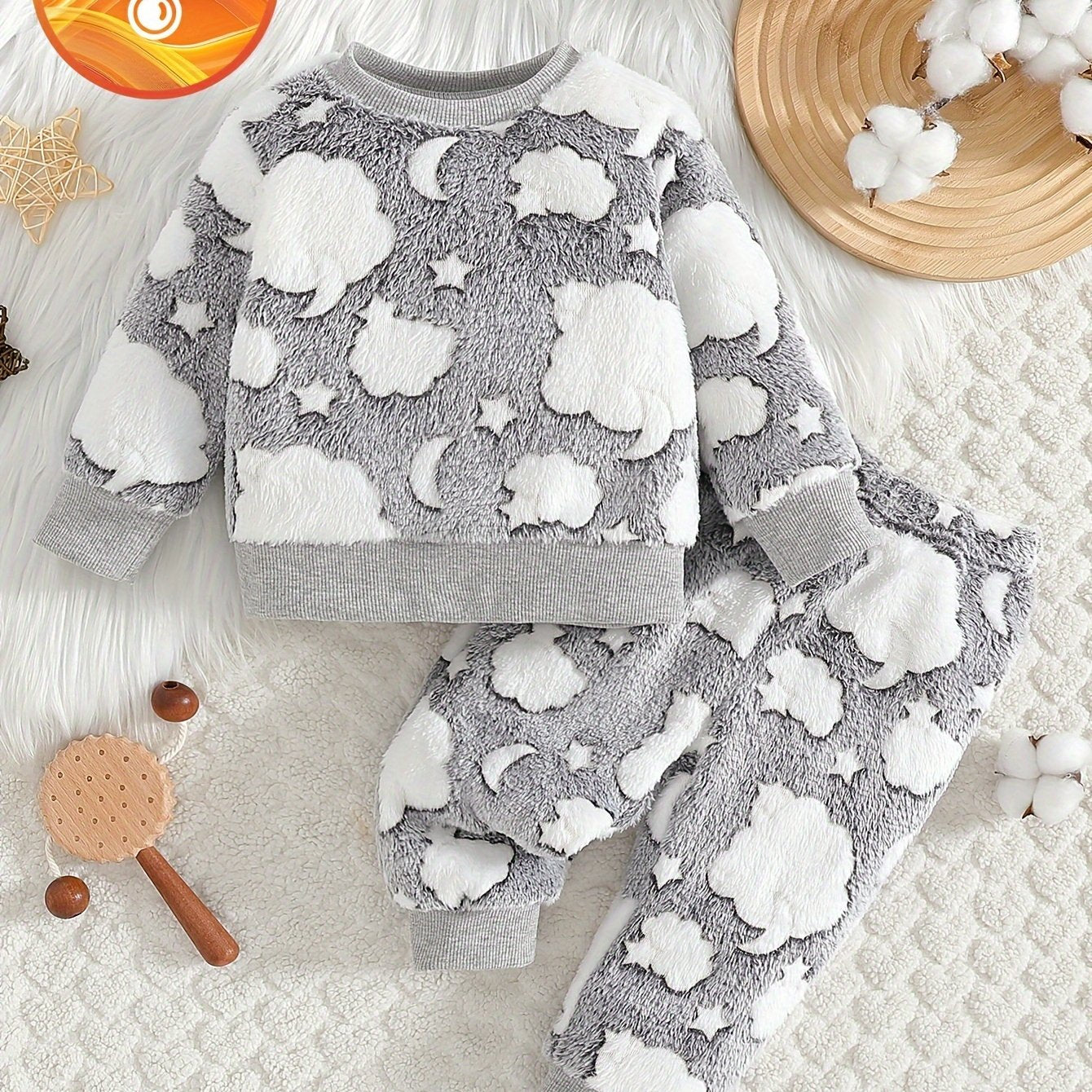 Un haut élégant et polyvalent à manches longues et col rond, couleur blanc uni, associé à un pantalon chaud, parfait pour les bébés garçons pendant l'automne et l'hiver. Cette tenue de nouveau-né est douce et confortable, idéale pour la rentrée scolaire e