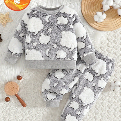 Un haut élégant et polyvalent à manches longues et col rond, couleur blanc uni, associé à un pantalon chaud, parfait pour les bébés garçons pendant l'automne et l'hiver. Cette tenue de nouveau-né est douce et confortable, idéale pour la rentrée scolaire e