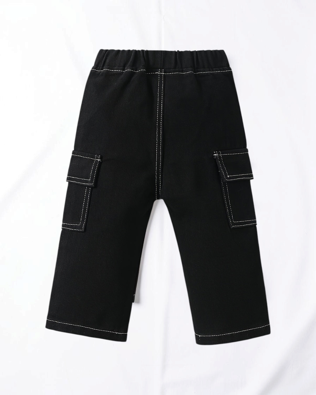 Pantalon en jean noir Le Cocon d'Or pour bébé garçon avec poches cargo latérales et surpiqûres contrastées blanches