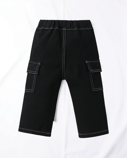 Pantalon en jean noir Le Cocon d'Or pour bébé garçon avec poches cargo latérales et surpiqûres contrastées blanches