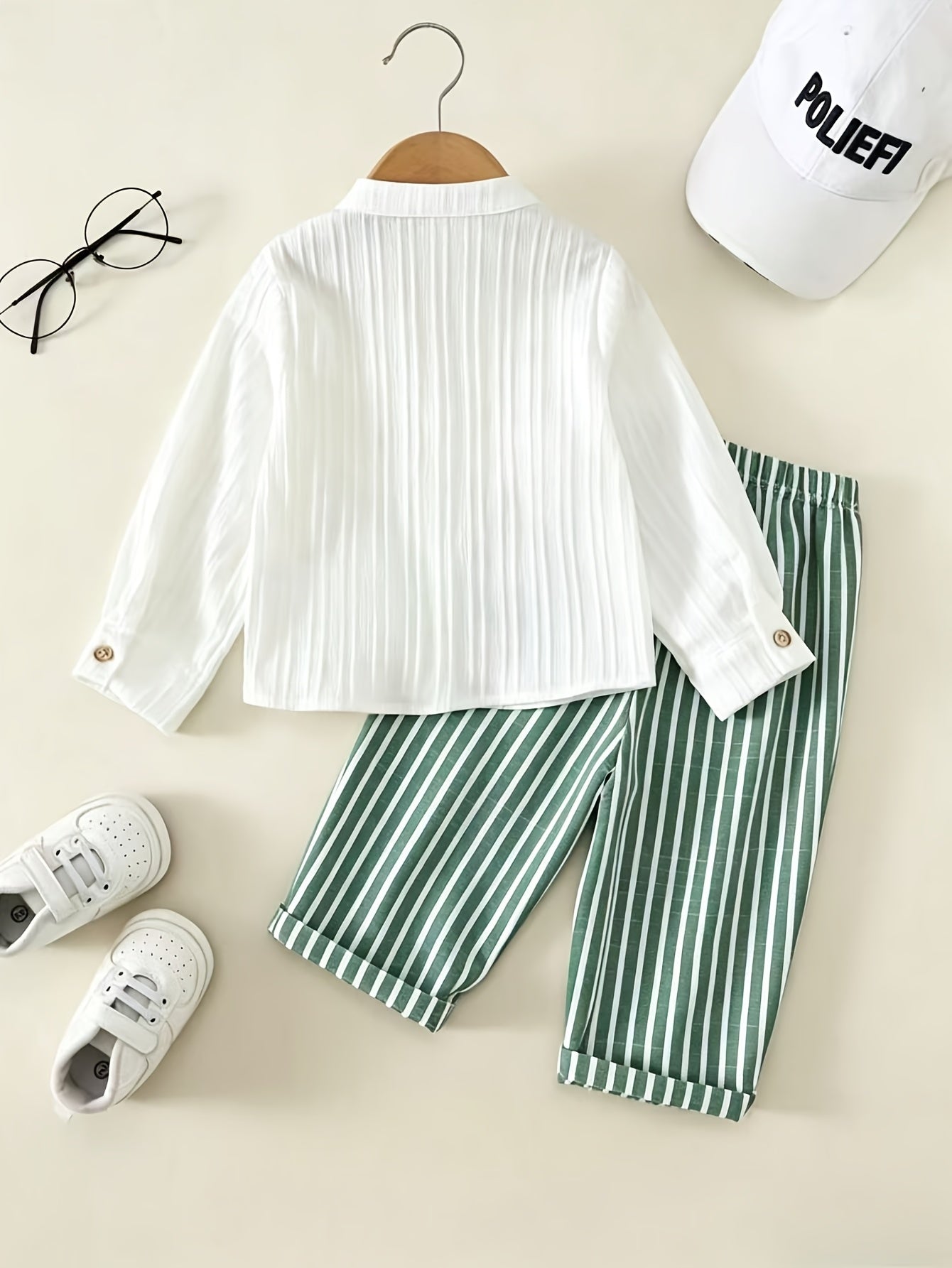 Ensemble chemise à manches longues et pantalon uni et à rayures pour garçon, adapté à un usage quotidien, idéal pour les sorties décontractées, les vacances et le sport. Le tissu léger convient à l'été et à l'automne, parfait pour l'extérieur