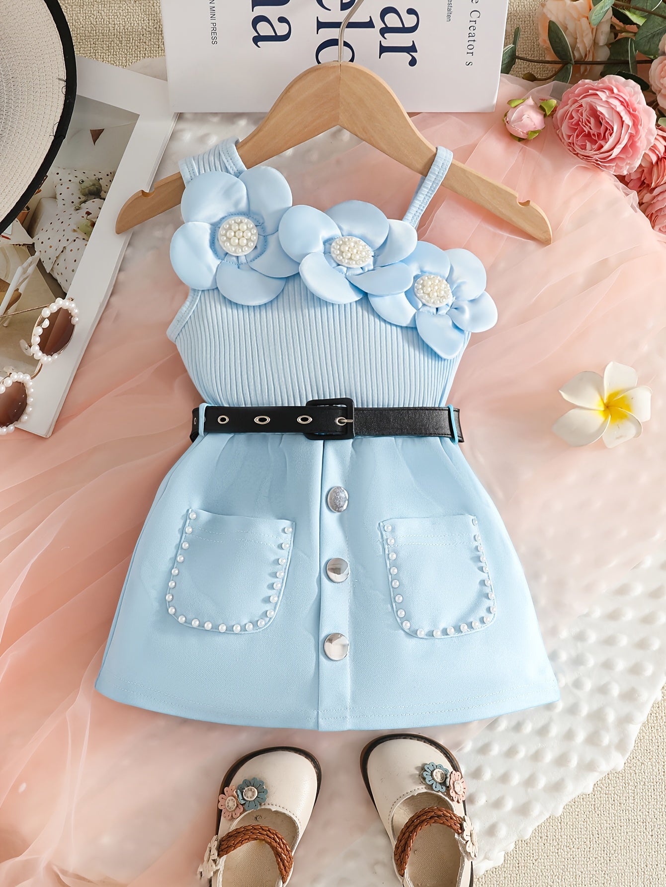Vêtement pour Fille, Taille 6-24 Mois (4 Ans), Haut Côtelé à Une Épaule et Bretelles Spaghetti avec Grande Fleur 3D sur la Bretelle + Décoration Centrale en Perle, Jupe Courte Ligne A avec Poches et Ourlet à Bordure de Perles, Décoration de Faux Boutons s