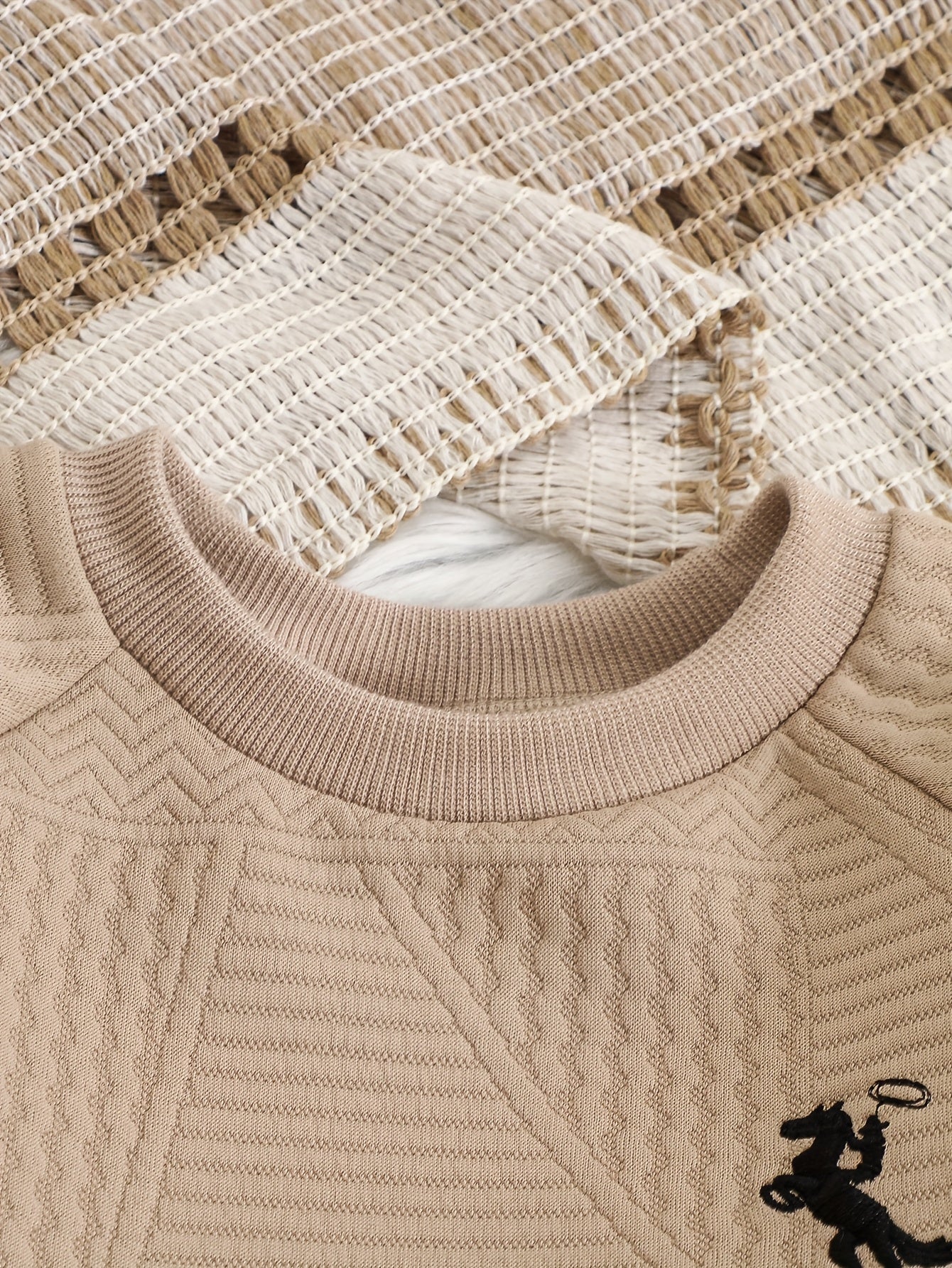 Ensemble deux pièces pour bébé garçon, automne et hiver, mode décontractée et facile, couleur unie, manches longues, pantalon long, motif brodé exquis, pour l'extérieur