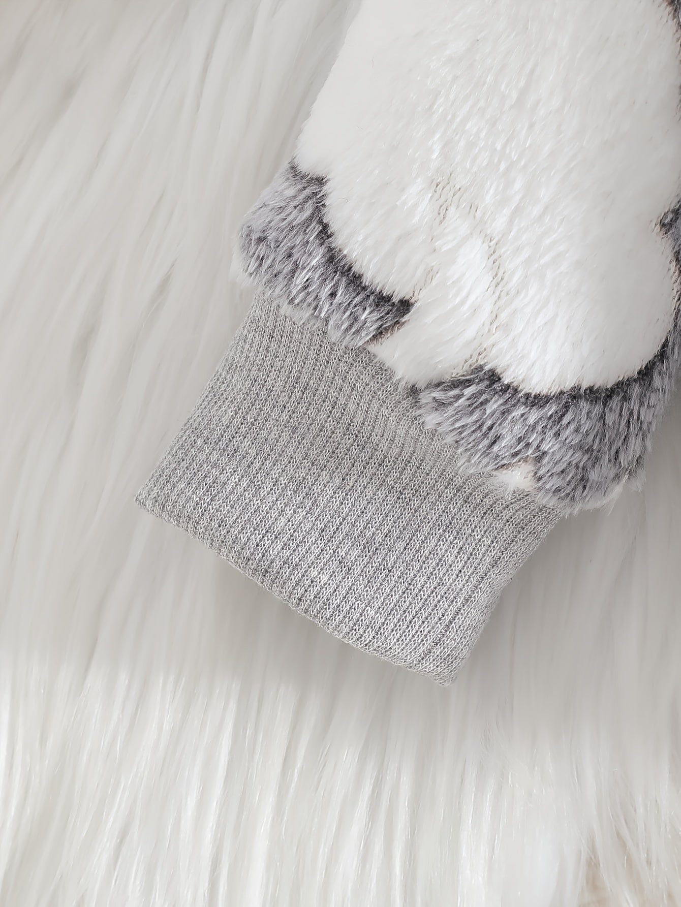 Un haut élégant et polyvalent à manches longues et col rond, couleur blanc uni, associé à un pantalon chaud, parfait pour les bébés garçons pendant l'automne et l'hiver. Cette tenue de nouveau-né est douce et confortable, idéale pour la rentrée scolaire e