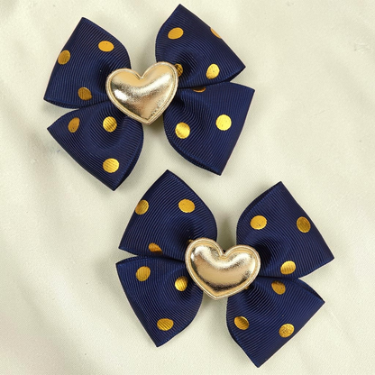 Paire de barrettes Le Cocon d'Or bleu marine à pois dorés avec un cœur métallique central élégant