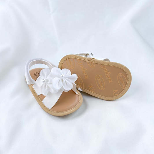 Sandales bébé Le Cocon d'Or blanches à fleurs, bout ouvert avec bride auto-agrippante, idéales pour les premiers pas.