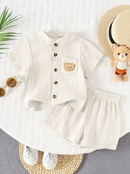 Ensemble 2 pièces : Chemise à manches courtes et col montant et short d'été pour garçon de 0 à 3 ans. Comprend un écusson d'ourson, convient aux scènes de plein air pour les petits garçons, simple, décontracté et polyvalent, parfait pour l'extérieur