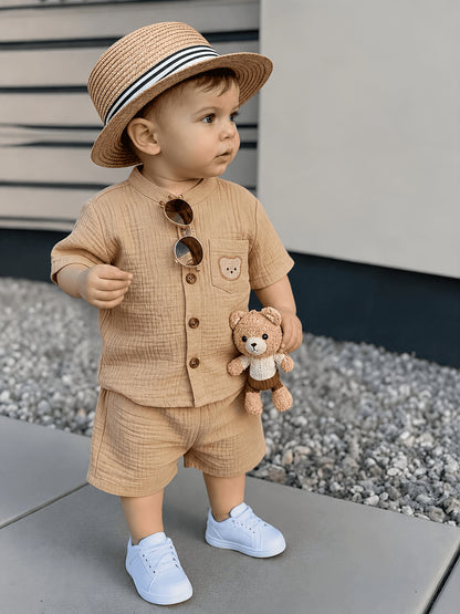 Ensemble 2 pièces : Chemise à manches courtes et col montant et short d'été pour garçon de 0 à 3 ans. Comprend un écusson d'ourson, convient aux scènes de plein air pour les petits garçons, simple, décontracté et polyvalent, parfait pour l'extérieur