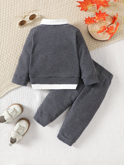 Ensemble 2 pièces pour garçon en maille gaufrée 2-en-1 : sweatshirt à manches longues avec revers et boutons et pantalon long à taille élastique, uni, à la mode, polyvalent et confortable, tenue quotidienne, ensemble printemps/automne, vêtements pour garç