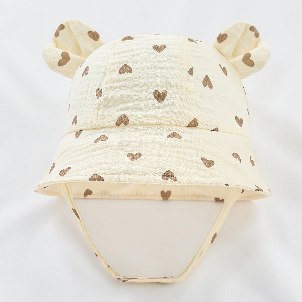 Chapeau bob Le Cocon d'Or pour bébé en coton blanc avec motifs cœurs marron et petites oreilles d'ours décoratives