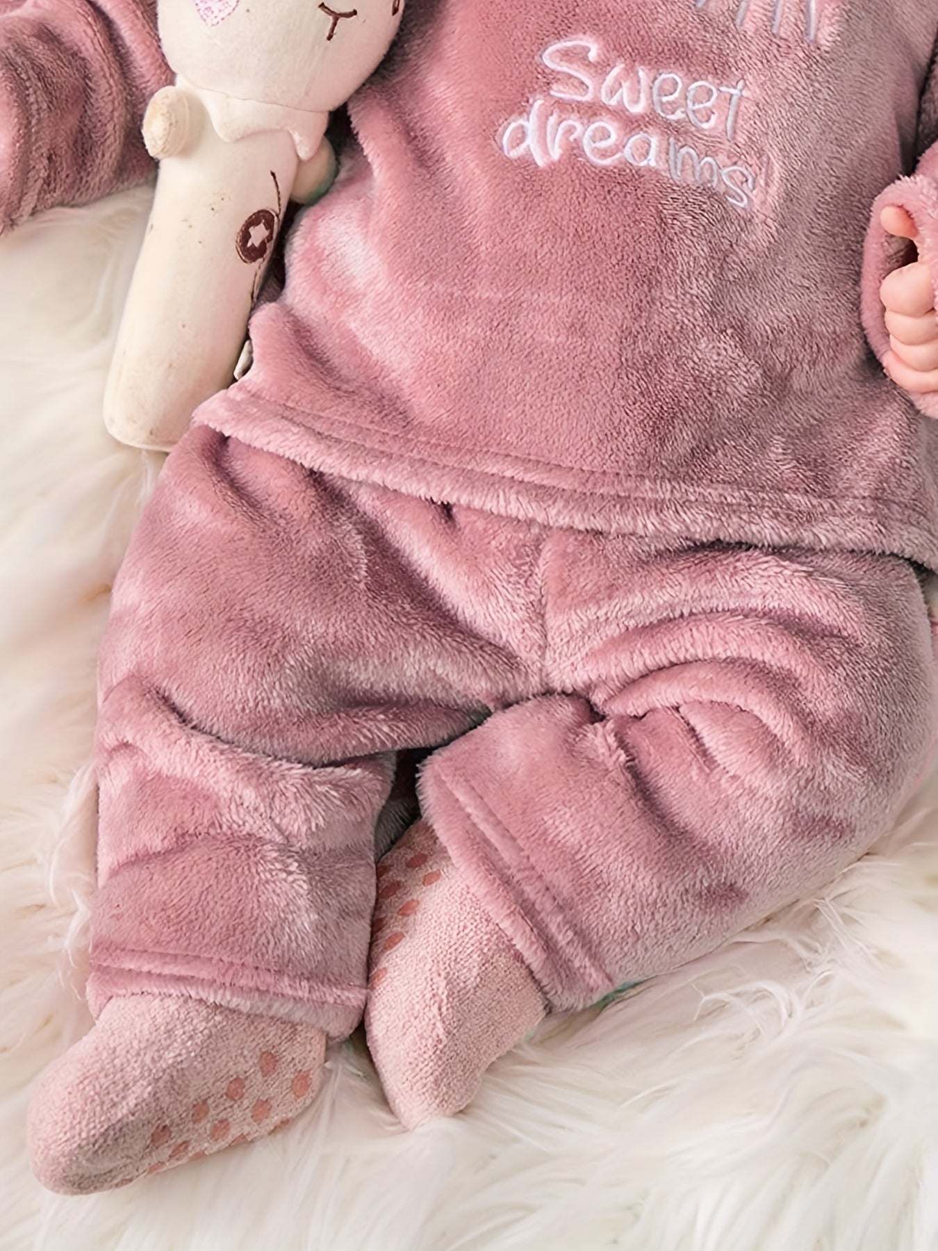 Ensemble Hiver Confortable et Polyvalent pour Filles : Haut à Col Rond Doux avec Imprimé Lettres + Pantalon Élastique, Vêtements Tendance, Idéal pour l'Extérieur