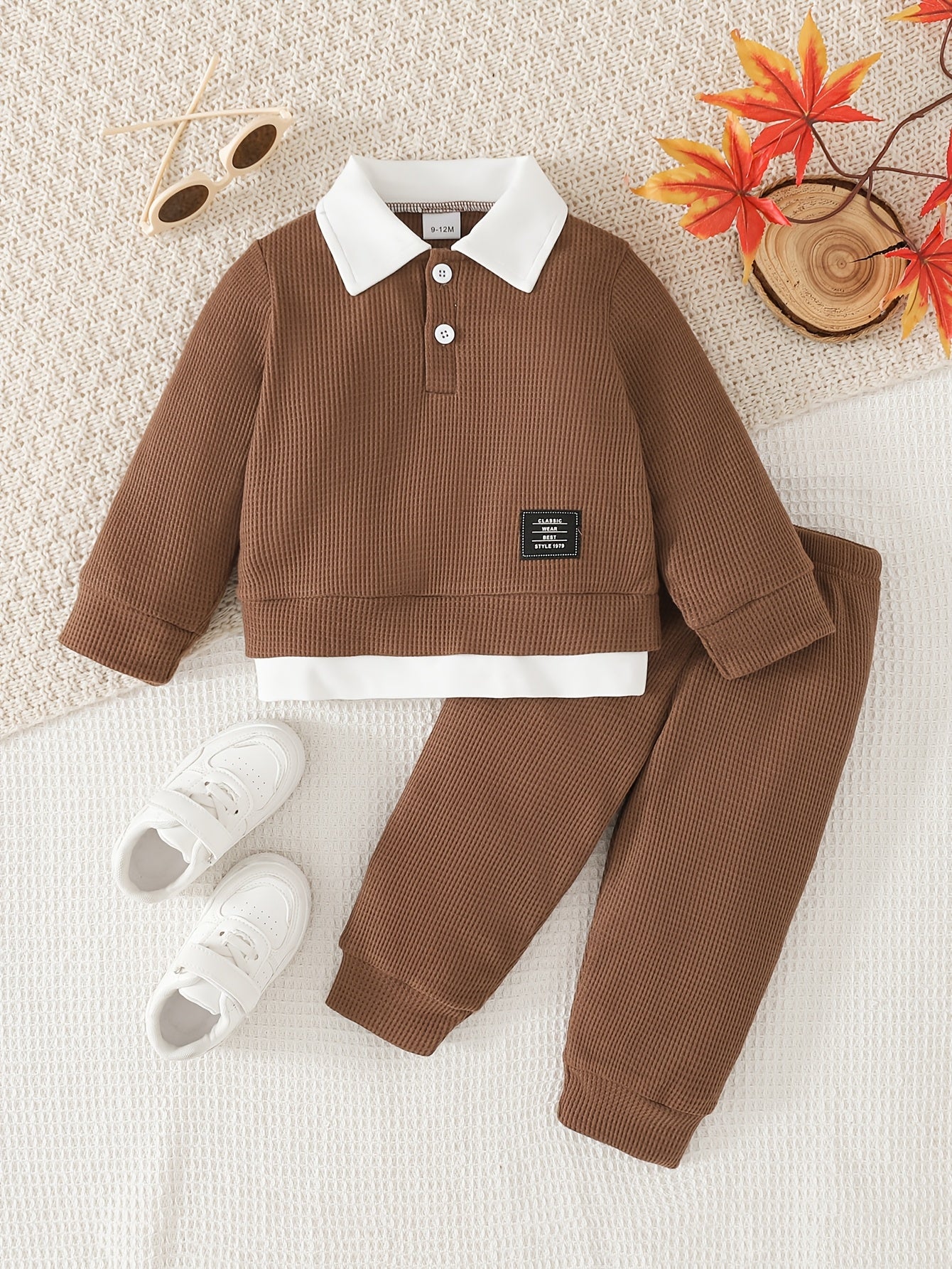 Ensemble 2 pièces pour garçon en maille gaufrée 2-en-1 : sweatshirt à manches longues avec revers et boutons et pantalon long à taille élastique, uni, à la mode, polyvalent et confortable, tenue quotidienne, ensemble printemps/automne, vêtements pour garç