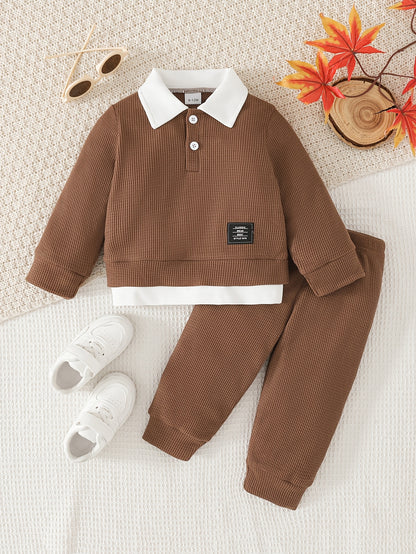 Ensemble 2 pièces pour garçon en maille gaufrée 2-en-1 : sweatshirt à manches longues avec revers et boutons et pantalon long à taille élastique, uni, à la mode, polyvalent et confortable, tenue quotidienne, ensemble printemps/automne, vêtements pour garç