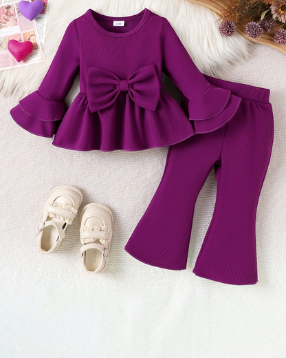 Ensemble Le Cocon d'Or pour bébé fille en maille violette avec haut à nœud papillon, manches à volants et pantalon évasé