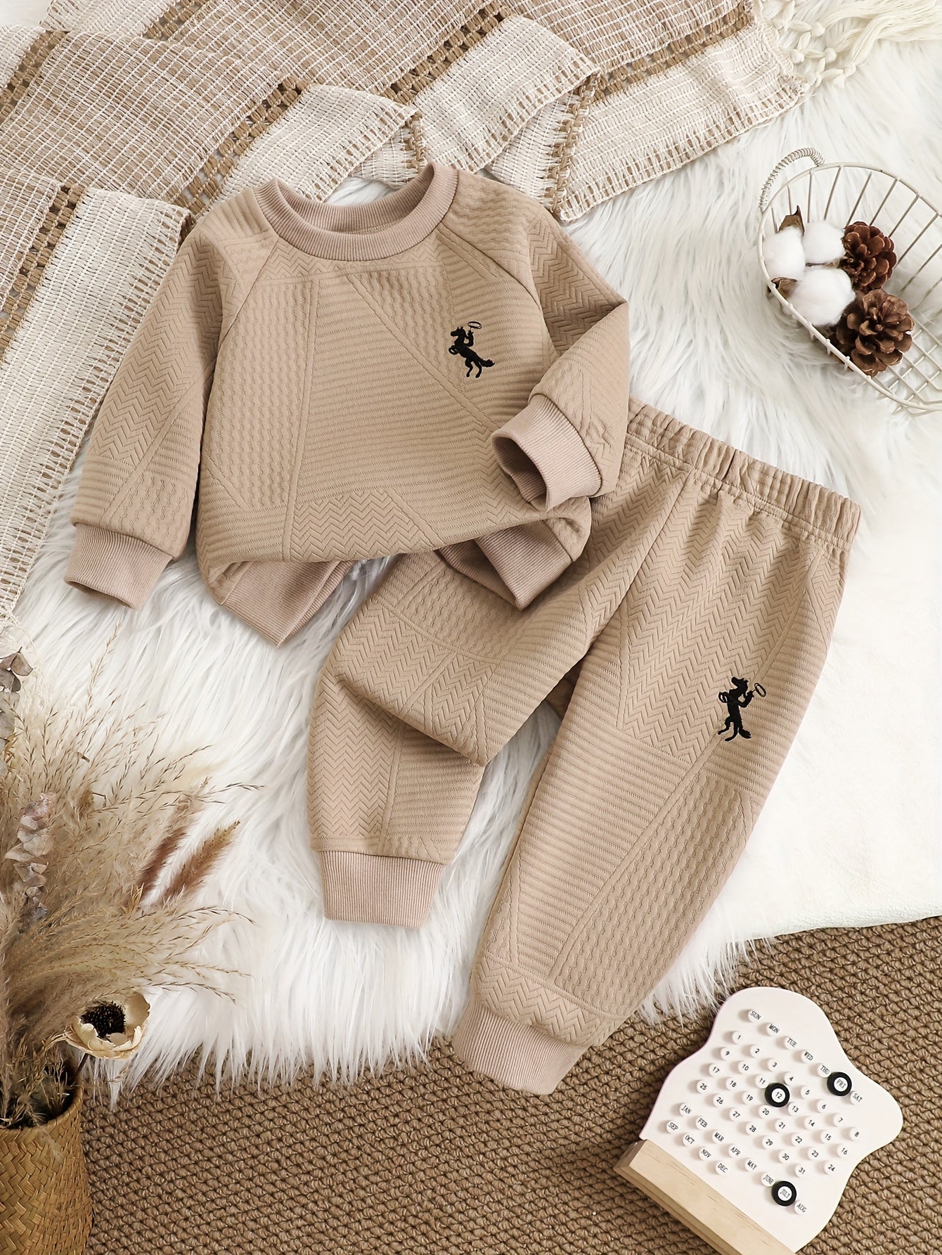 Ensemble deux pièces pour bébé garçon, automne et hiver, mode décontractée et facile, couleur unie, manches longues, pantalon long, motif brodé exquis, pour l'extérieur