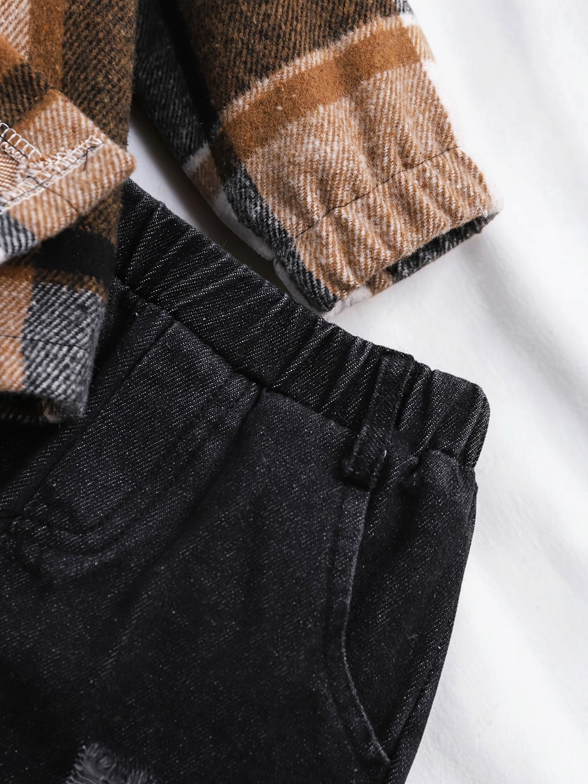 Ensemble Le Cocon d'Or pour bébé garçon avec chemise à capuche à carreaux marron et pantalon en jean noir
