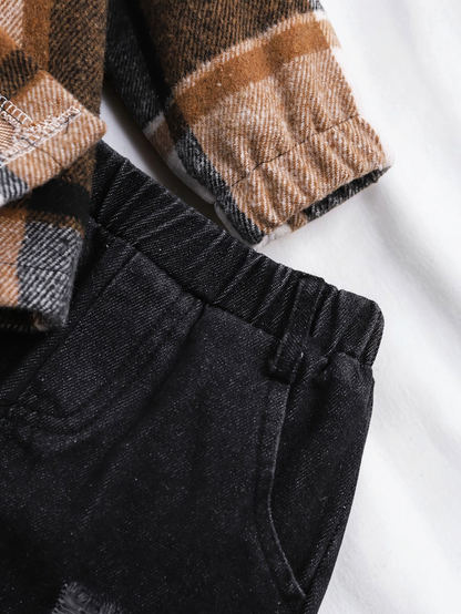Ensemble Le Cocon d'Or pour bébé garçon avec chemise à capuche à carreaux marron et pantalon en jean noir