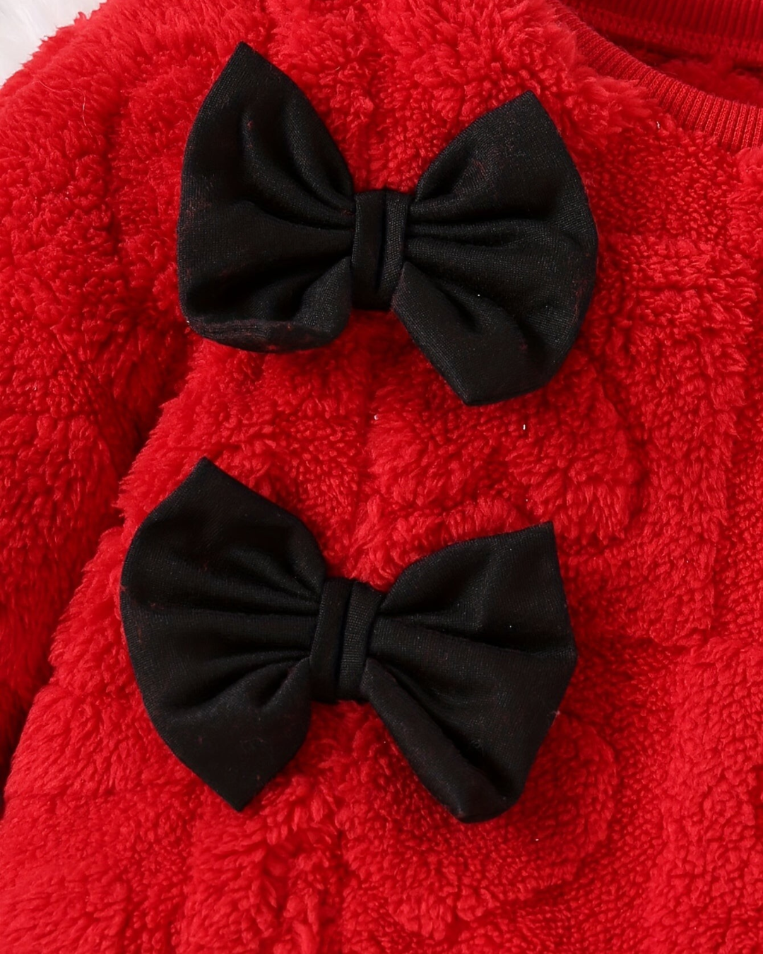 Ensemble d'hiver Le Cocon d'Or rouge en polyester doux avec deux nœuds décoratifs noirs contrastants