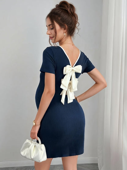Robe de maternité extensible à manches courtes, coupe ajustée, dos nu et taille à nœud