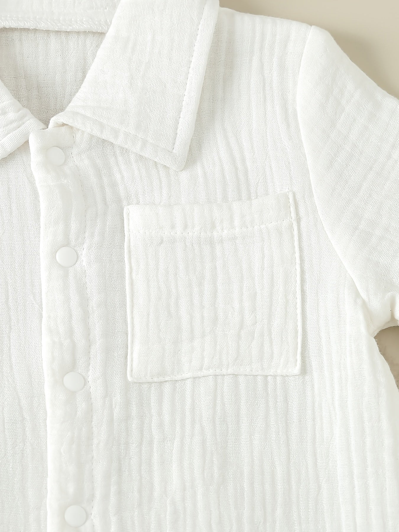 Combinaison d'été blanche à revers pour bébé, manches courtes, nouveau-né, facile à enfiler, design simple boutonné, barboteuse, texture côtelée, tenue de crawl, 0-2 ans, mode bébé, sorties, combinaison, garçons et filles, bébé, polyvalente, couleur unie,