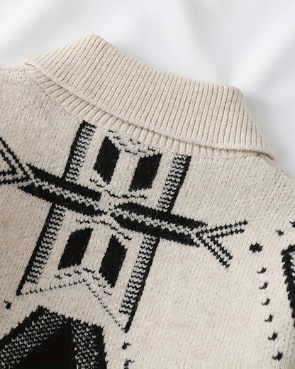 Pull Le Cocon d'Or pour garçon en maille beige à col montant avec motif géométrique noir contrastant