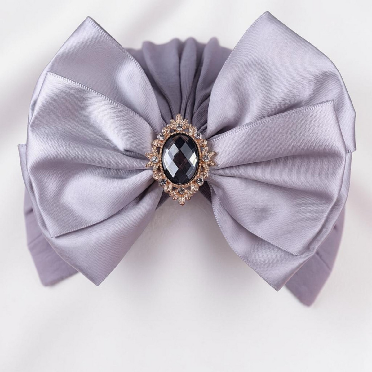 Chapeau turban gris Le Cocon d'Or pour bébé avec un grand nœud en satin et une broche centrale en cristal noir