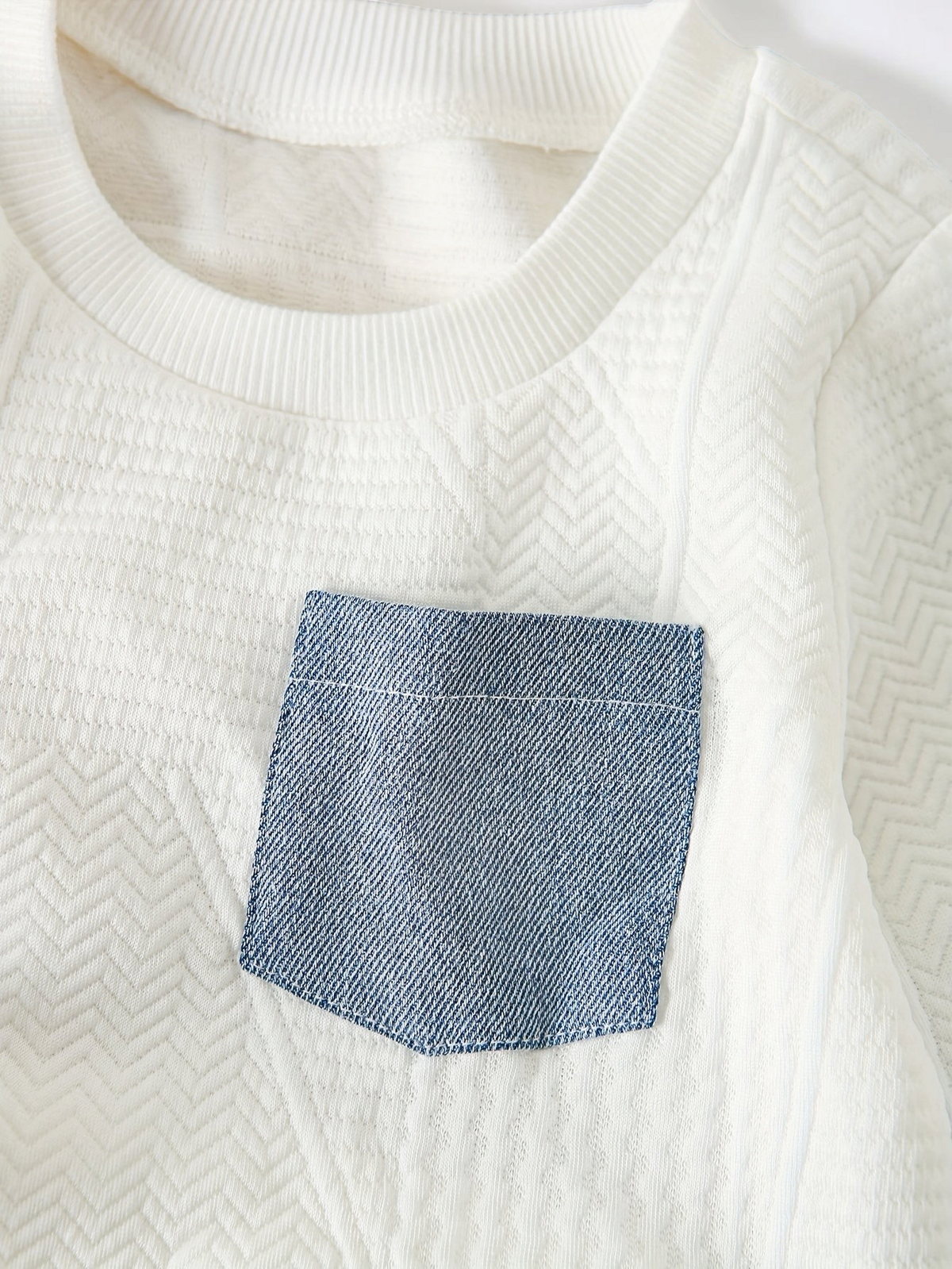 Haut blanc texturé Le Cocon d'Or avec une poche poitrine en denim bleu pour petite fille